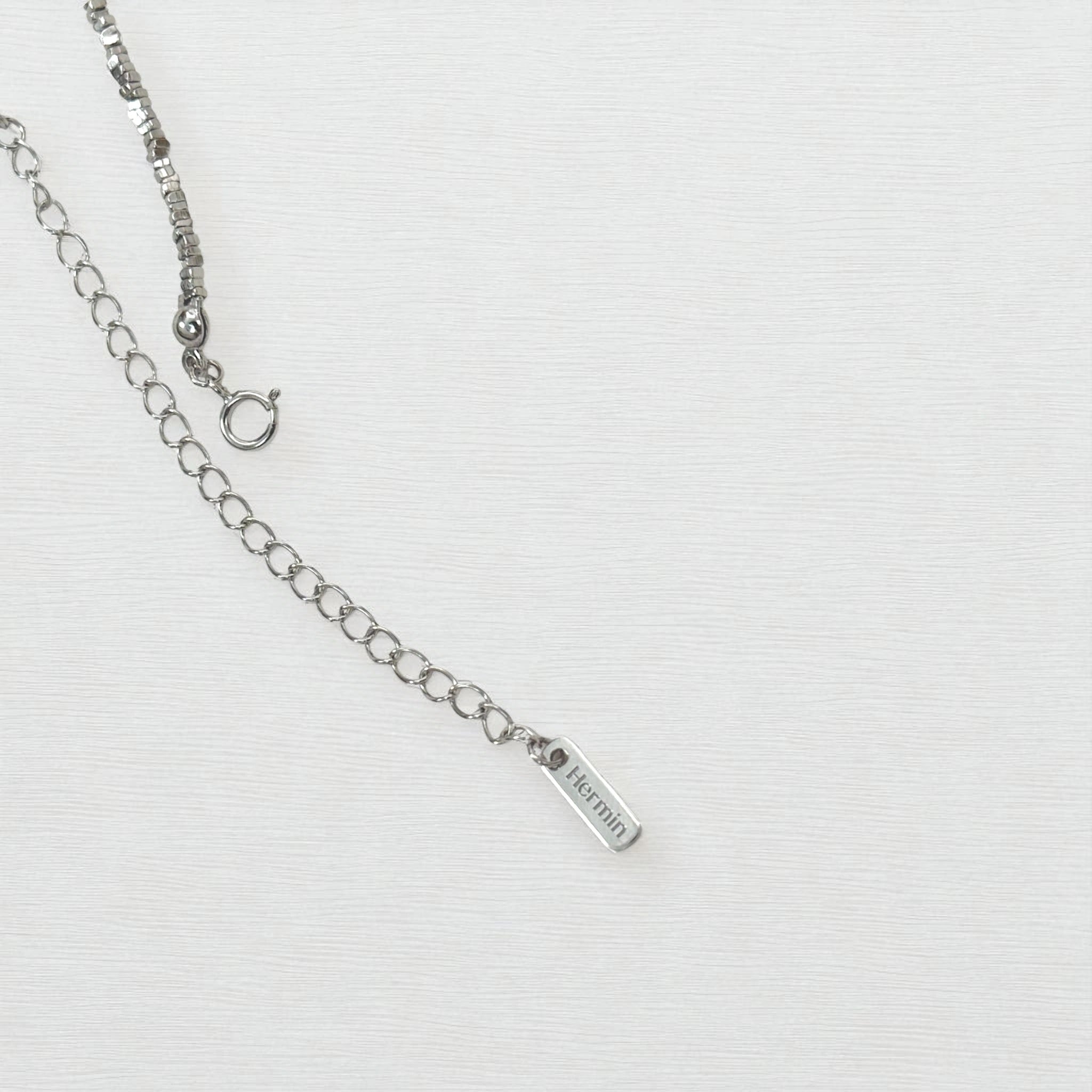 Sterling silver faceted bead necklace for women with rhodium vermeil, hypoallergenic Gleam design
